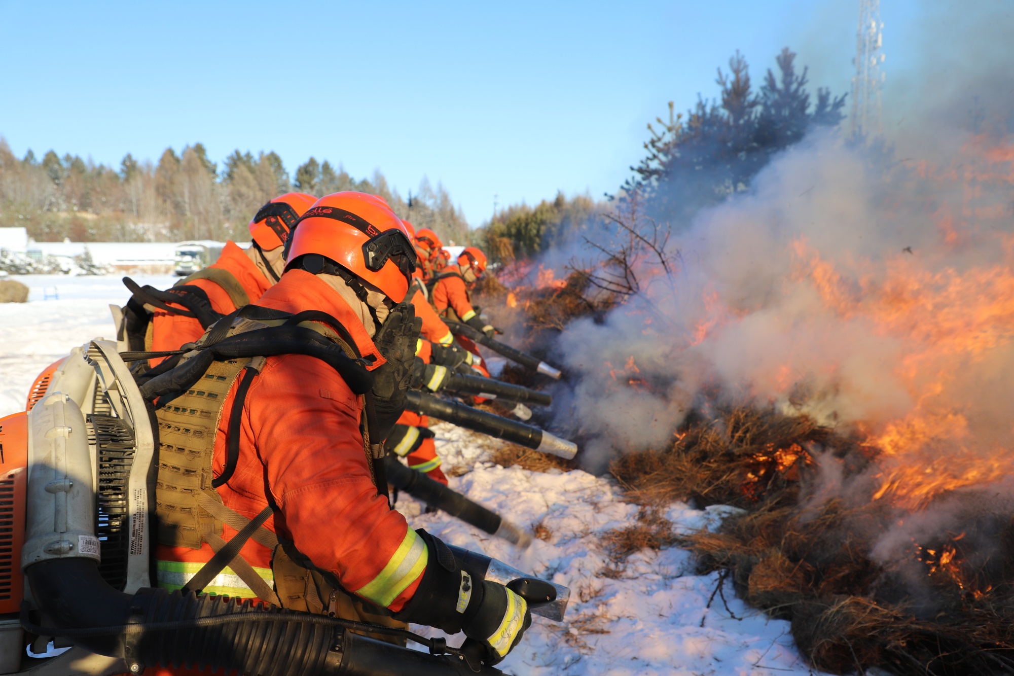 直击森林消防员冰火两重天中锤炼本领_央广网