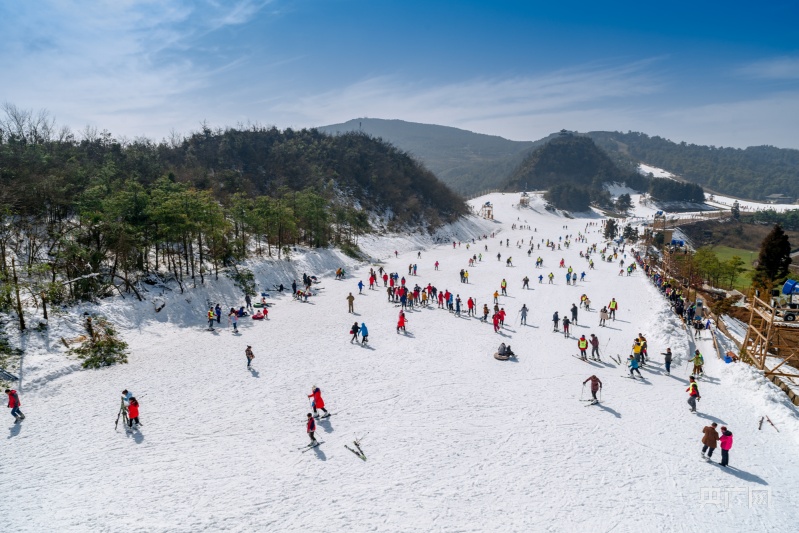 梅花山滑雪场激情开滑