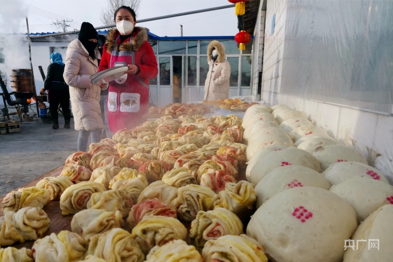 疆有年味丨巧手合作蒸年馍 蒸出村民幸福年_央广网