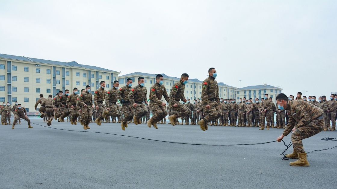 1月1日,武警安徽总队机动支队组织官兵开展跳绳比赛