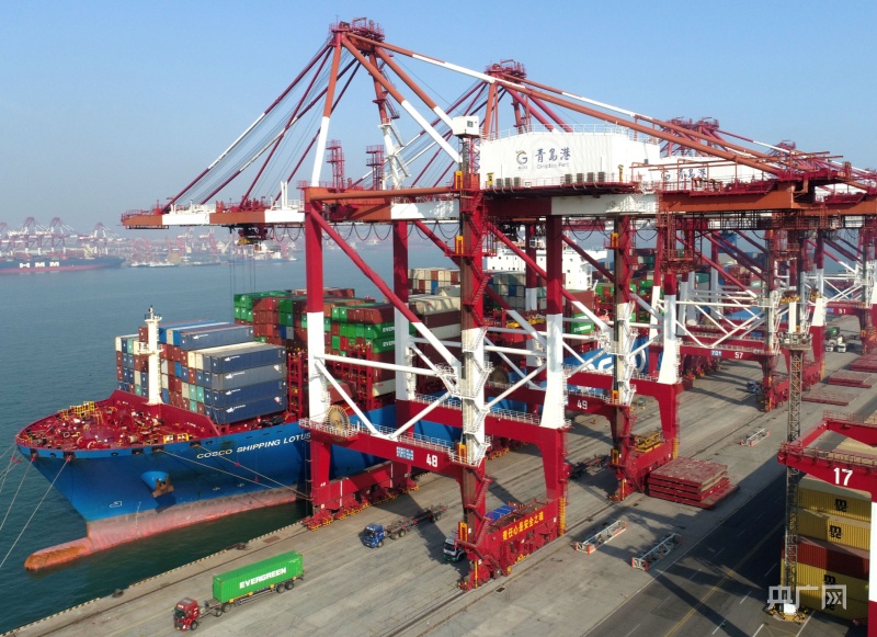 山东青岛:元旦假期港口卸货忙_央广网