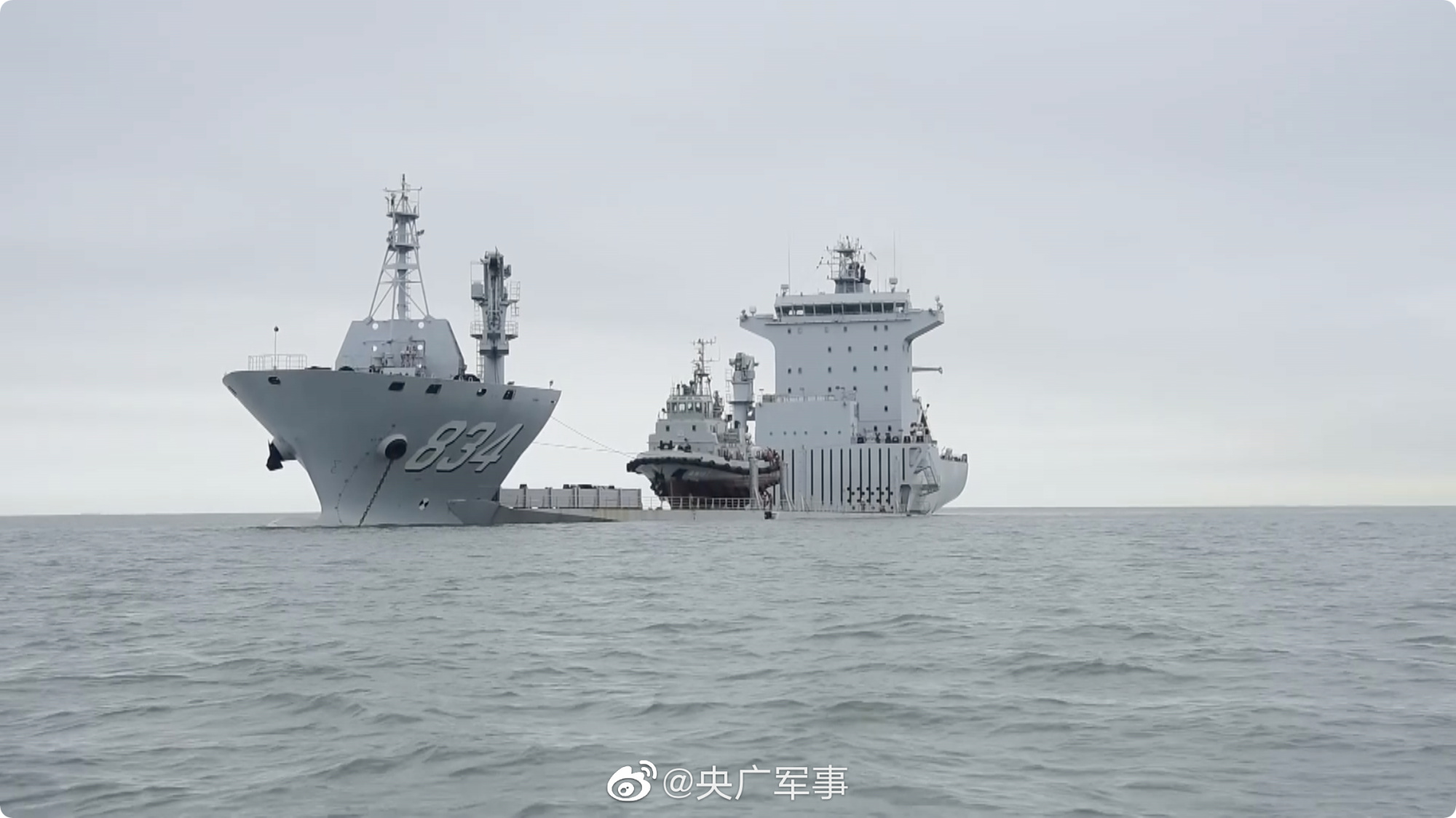 海军饮马湖半潜船开展舰船转运训练_央广网