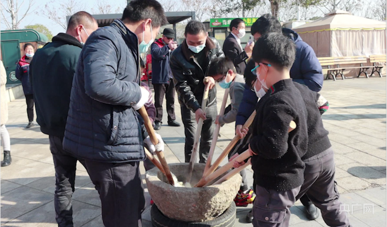 新春走基层|湖南南县500斤糯米供市民体验打糍粑民俗_央广网