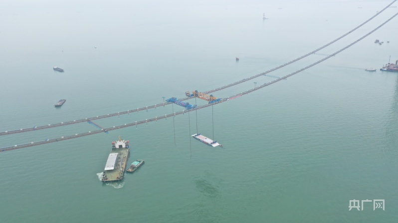 世界最高海中大桥首榀钢箱梁成功吊装