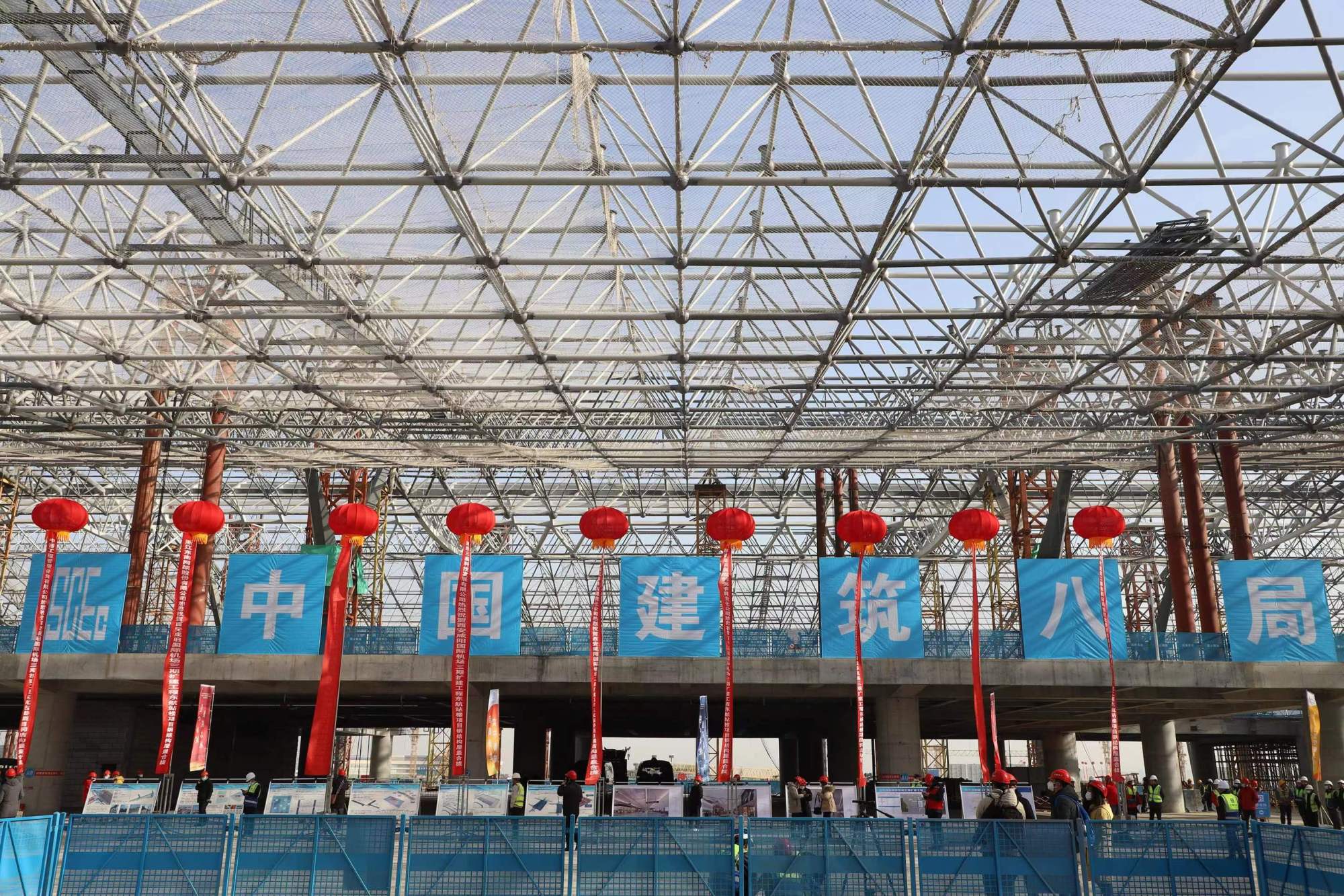 西安咸阳国际机场三期扩建工程东航站楼项目钢结构顺利合拢