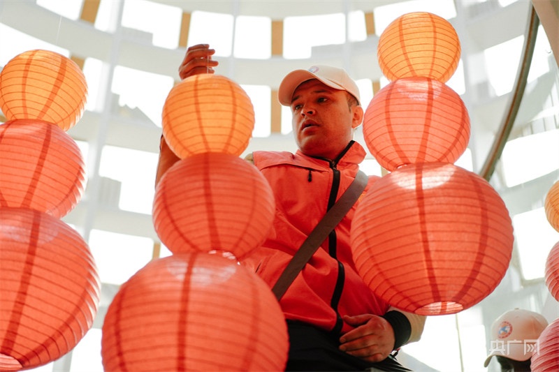 体验中国文化 留学生志愿者于莲花书屋迎春节