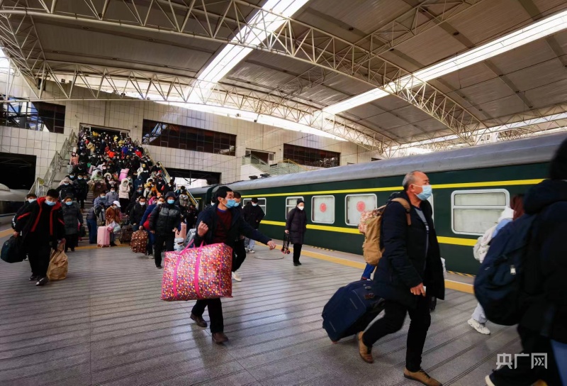 假期最后一天 郑州铁路迎来客流返程高峰