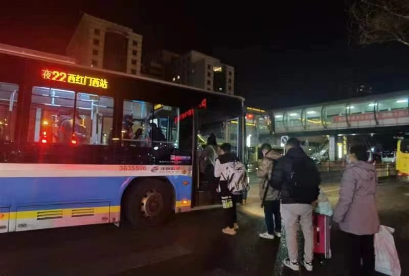 记者探访北京夜班公交：如何做好火车站地区地面交通接驳保障？