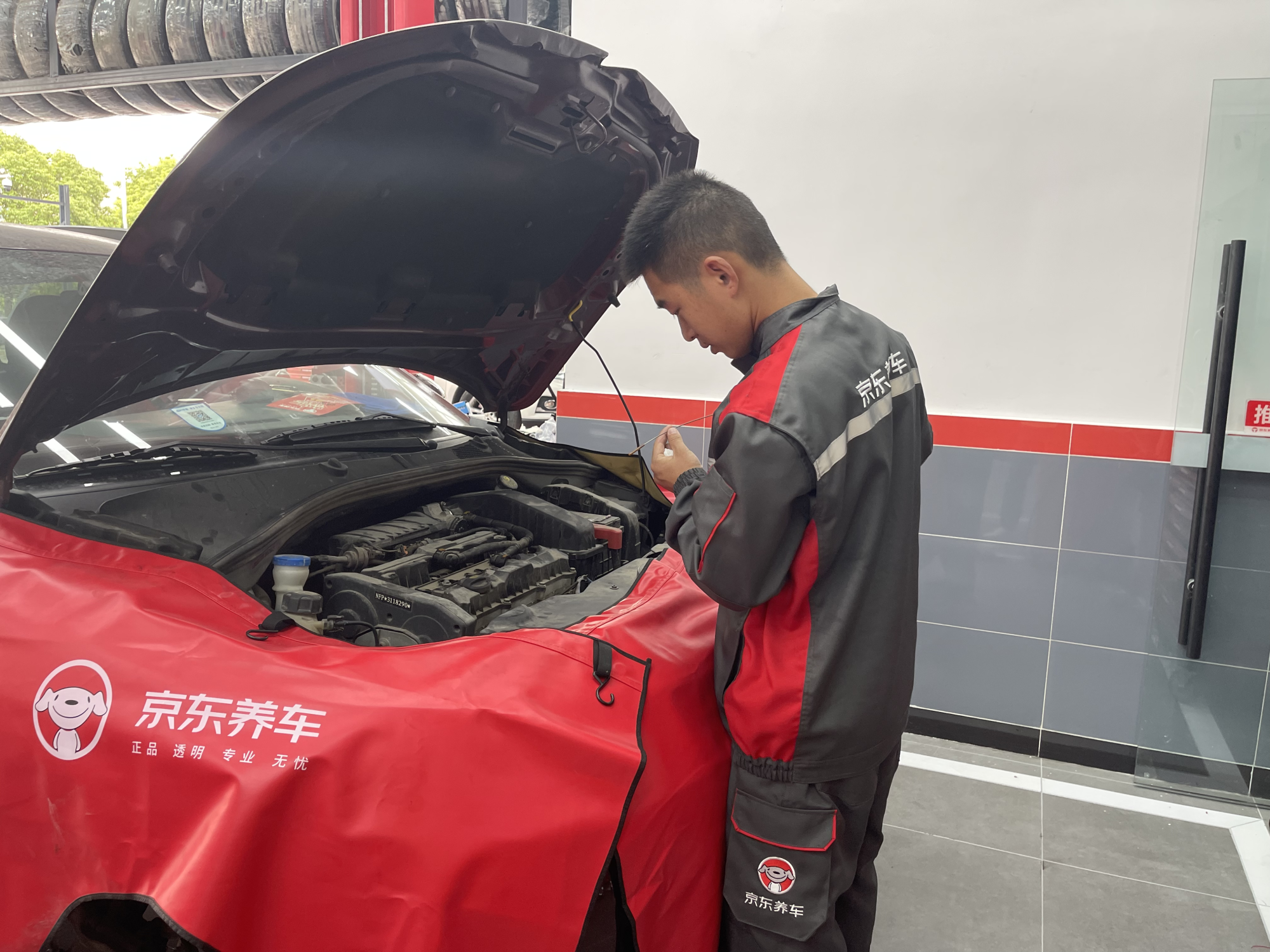 在焦急之中,王小姐想起自己在给车子做保养时曾留存了京东养车城东