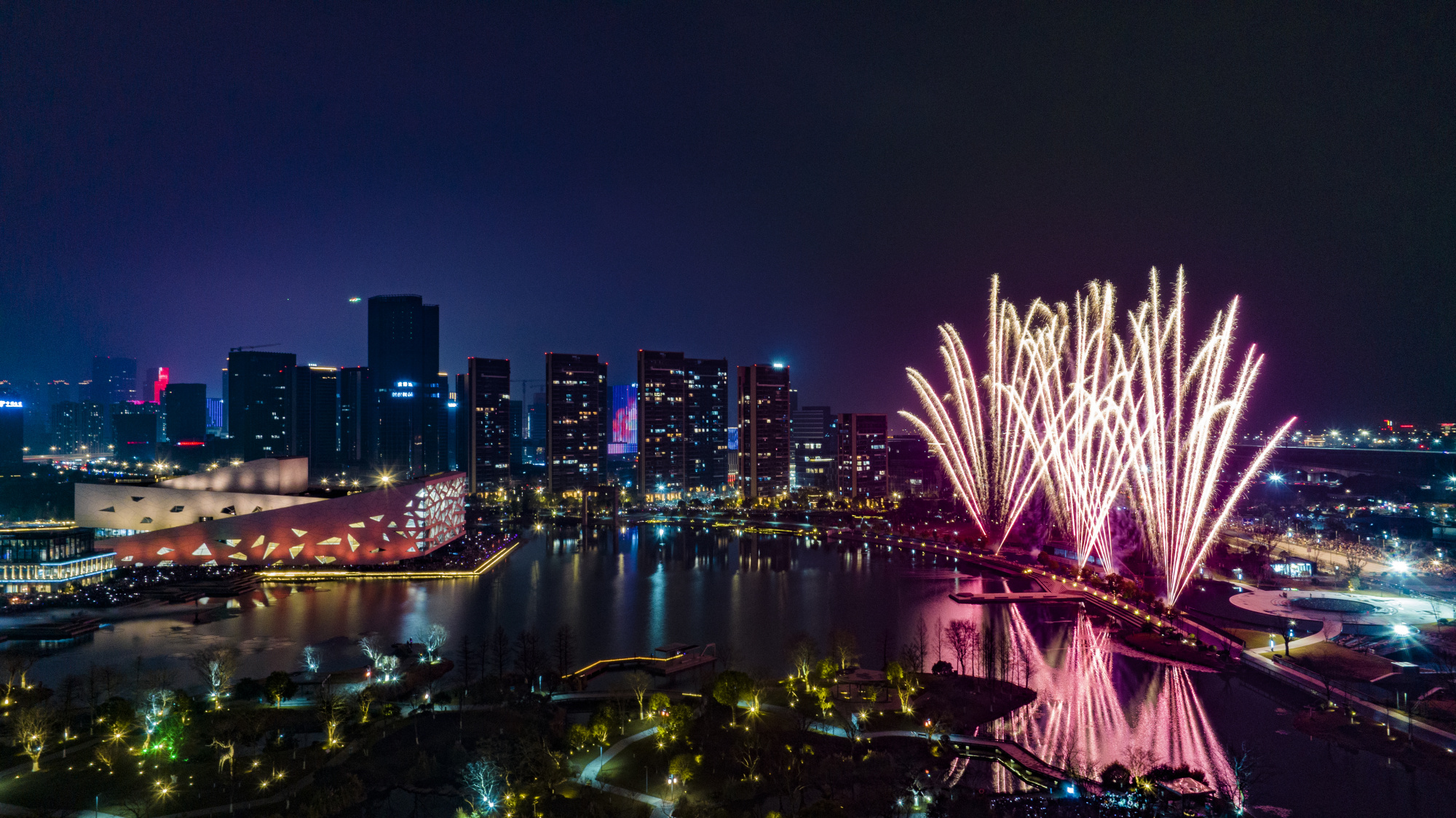 杭州临平:璀璨烟花点亮城市夜经济_央广网