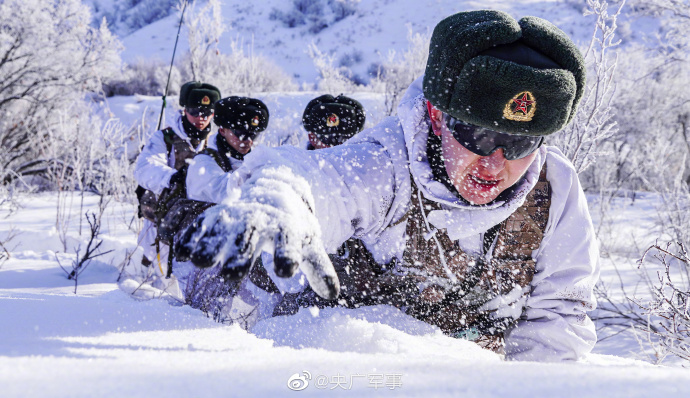 军人风雪中照片大图图片