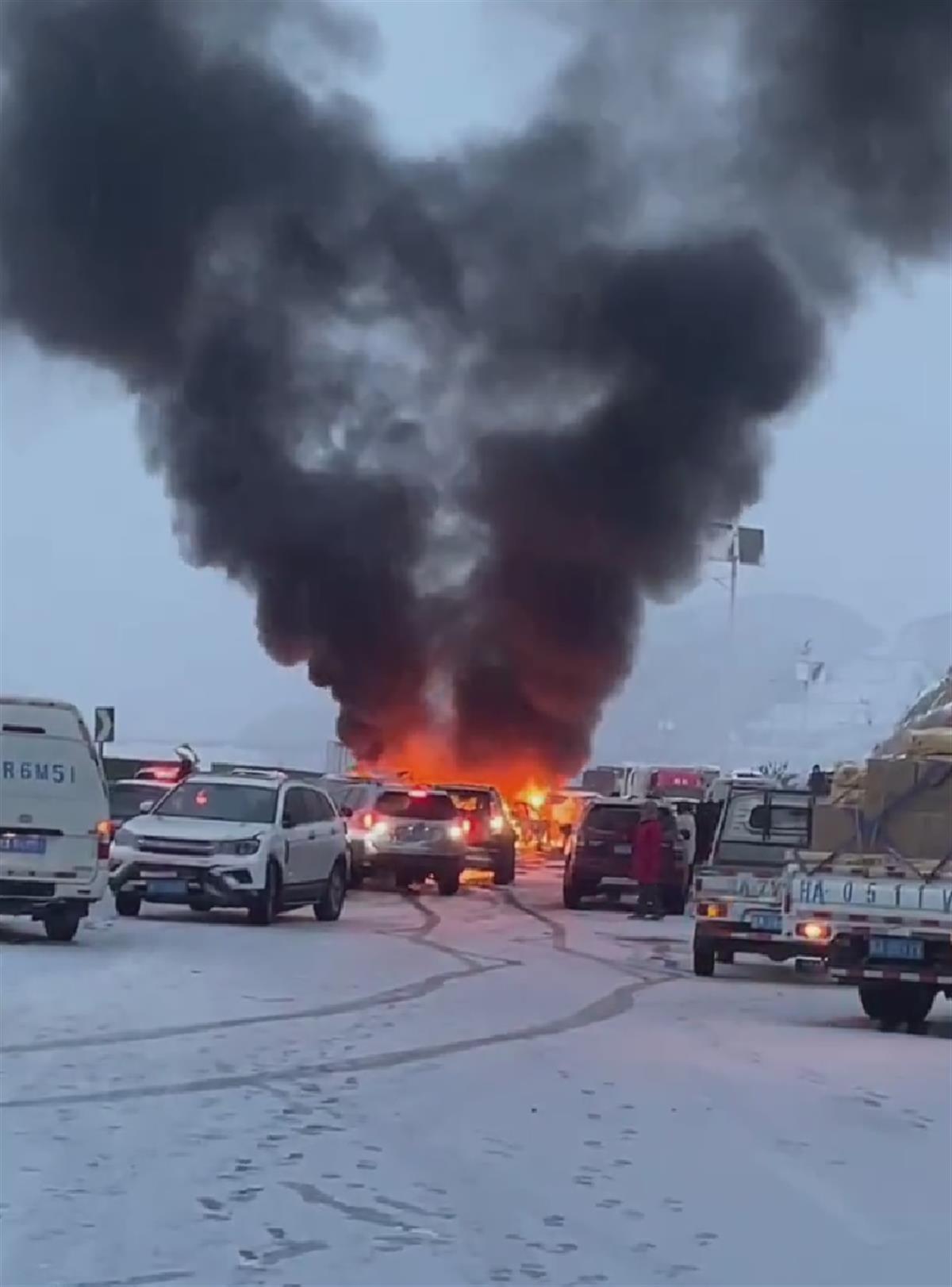 今日舆情事件：兰州30多辆车雪天相撞，多车起火有人受伤，交警：事发路段尚未恢复通行