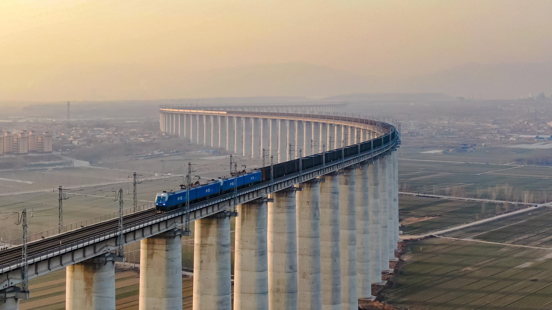 浩吉铁路万吨重载列车开行突破1000列_央广网