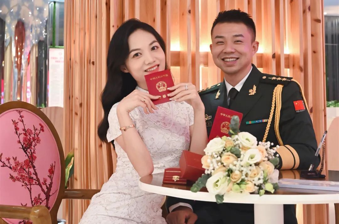 这12对军人结婚照都太好看啦!_央广网