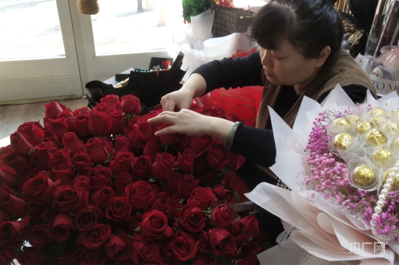 新疆乌鲁木齐：春来鲜花俏 花卉市场现热潮(图2)