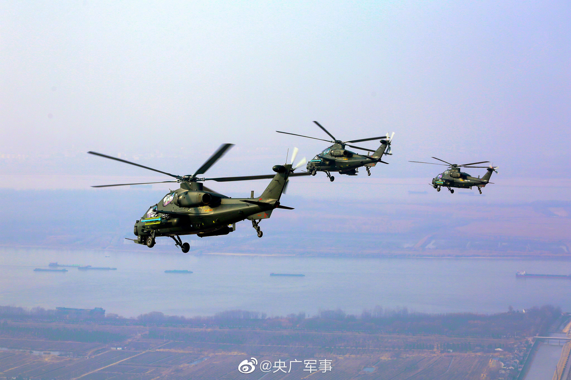 直击!多架陆航直升机跨昼夜飞行训练_央广网