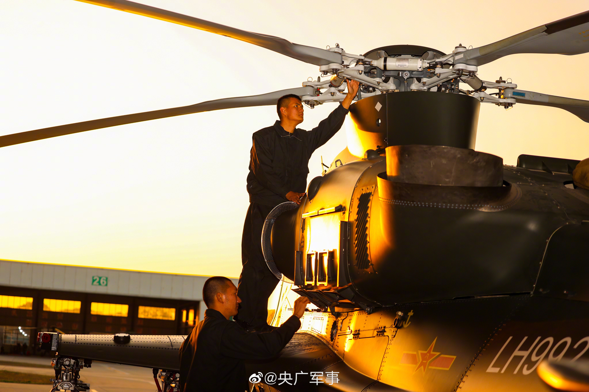 直击!多架陆航直升机跨昼夜飞行训练_央广网