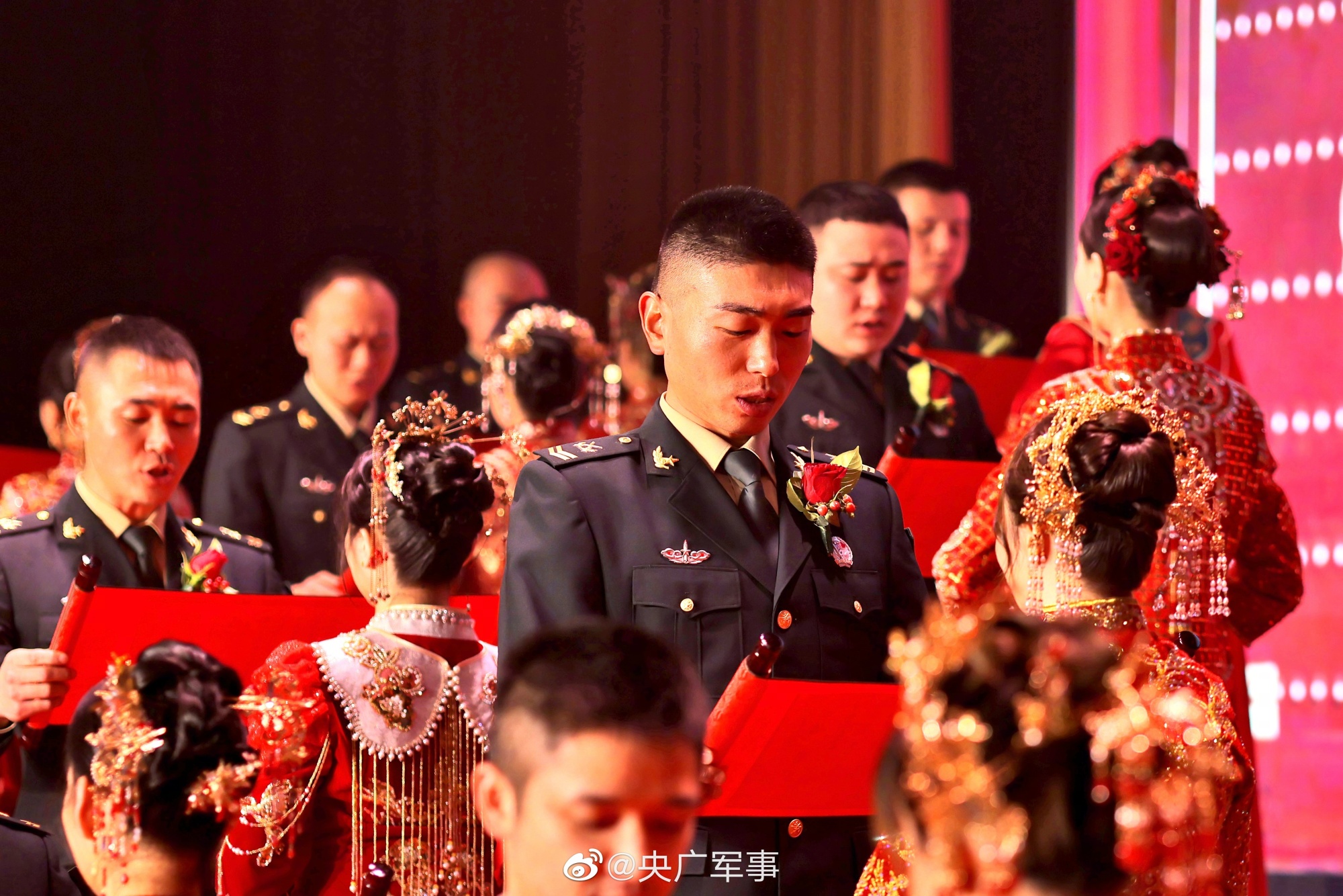 秀禾邂逅军装!火箭军官兵中式集体婚礼好浪漫_央广网