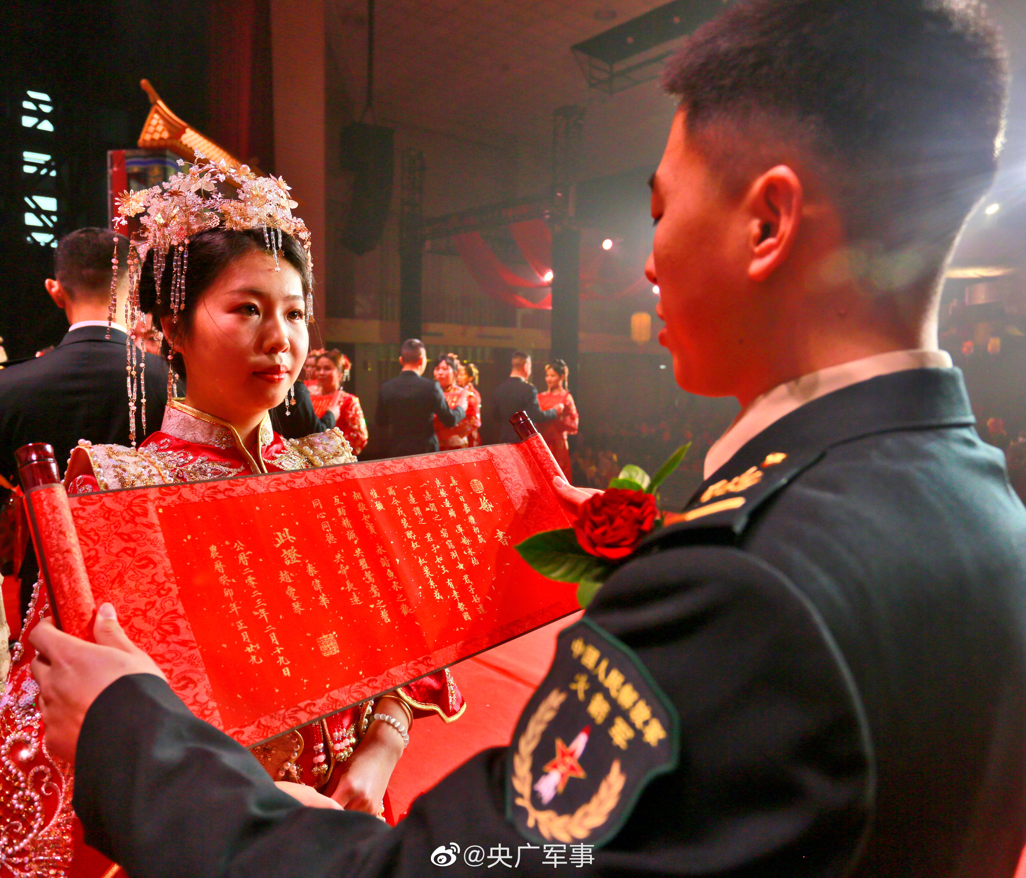 秀禾邂逅军装!火箭军官兵中式集体婚礼好浪漫_央广网
