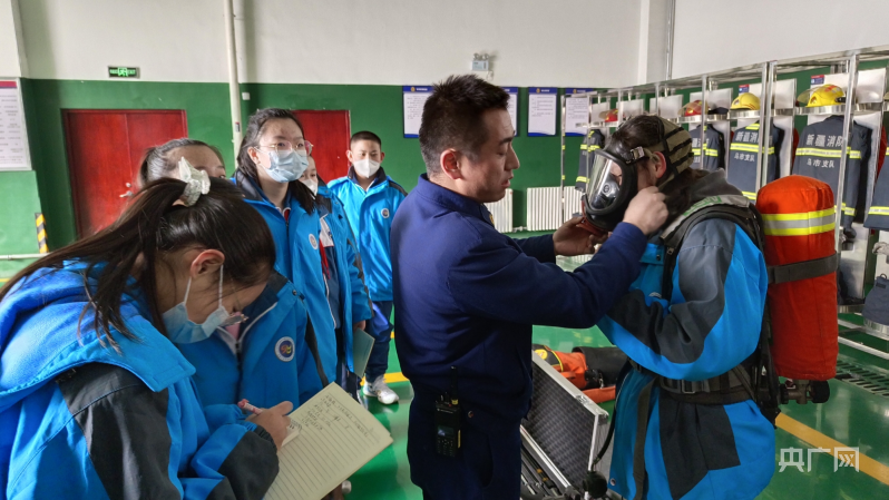 近日,乌鲁木齐市第98中学的师生走进新疆乌鲁木齐米东区消防救援大队