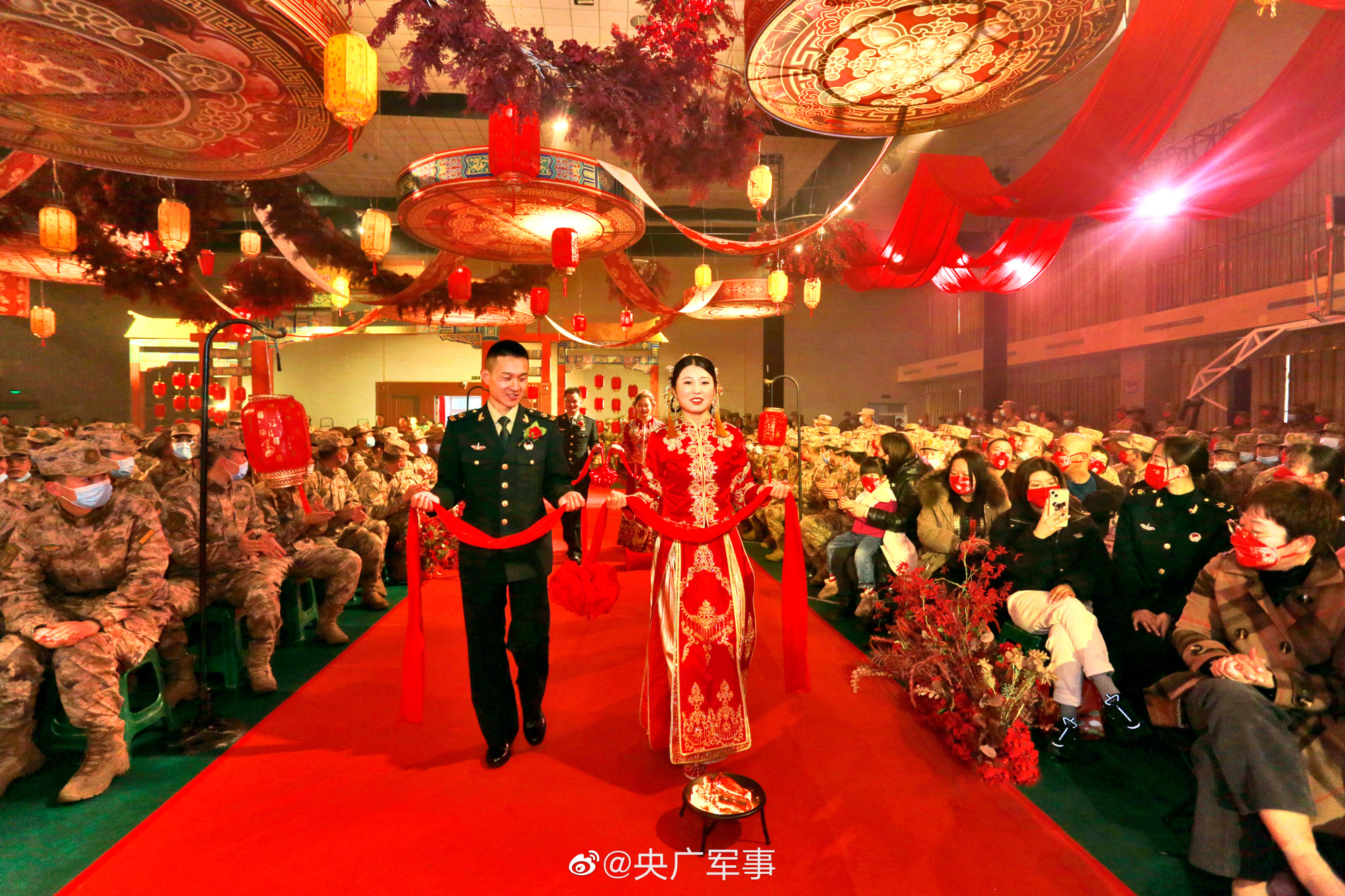 军人结婚礼服图片