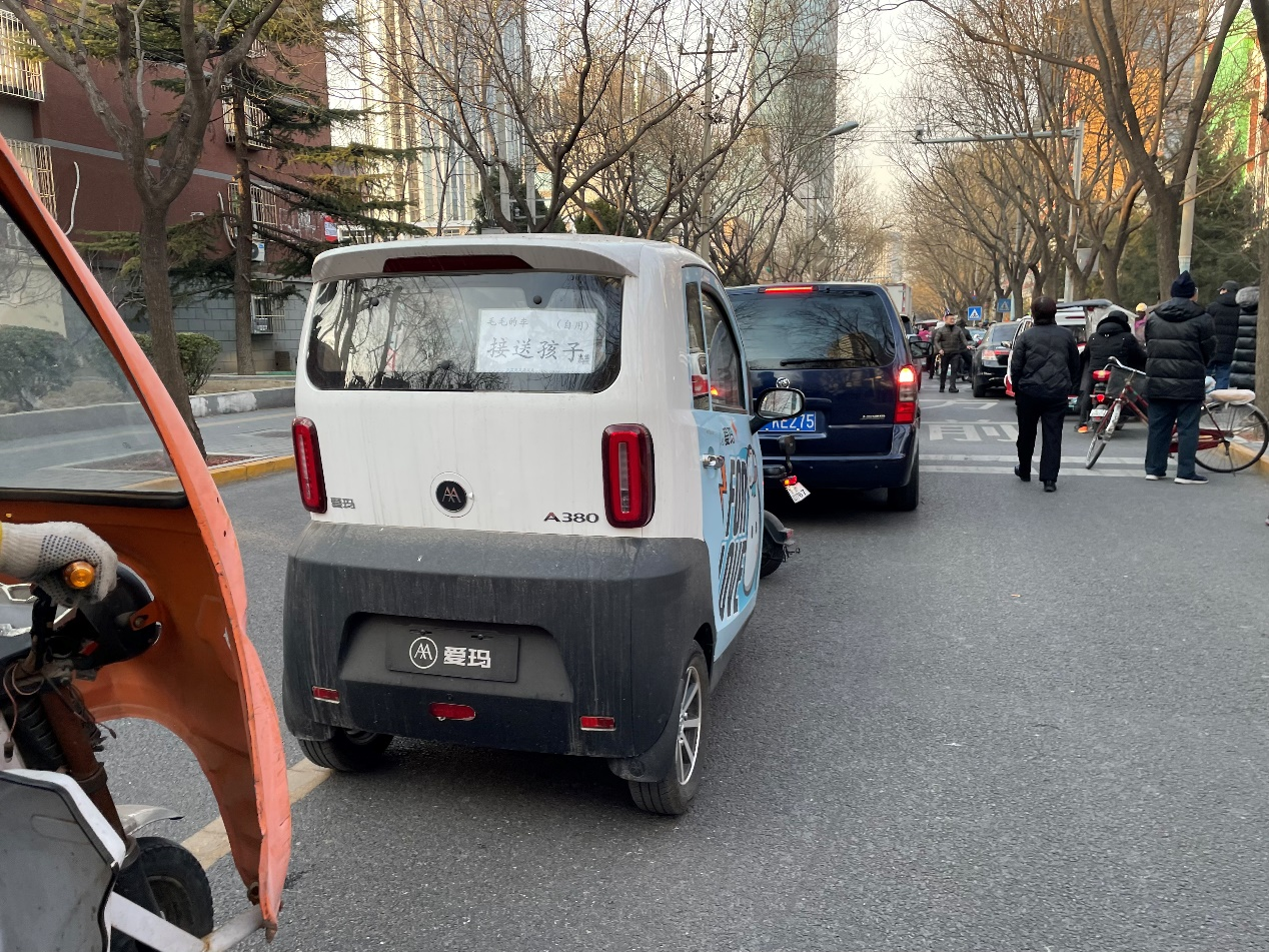 三轮车接娃扣车、通报、学生停课引关注  全国多地推行公交激励措施