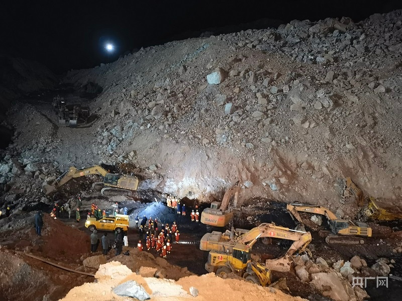 直击内蒙古露天煤矿坍塌事故救援核心现场 重型机械对坍塌体从上至下分层剥离_央广网
