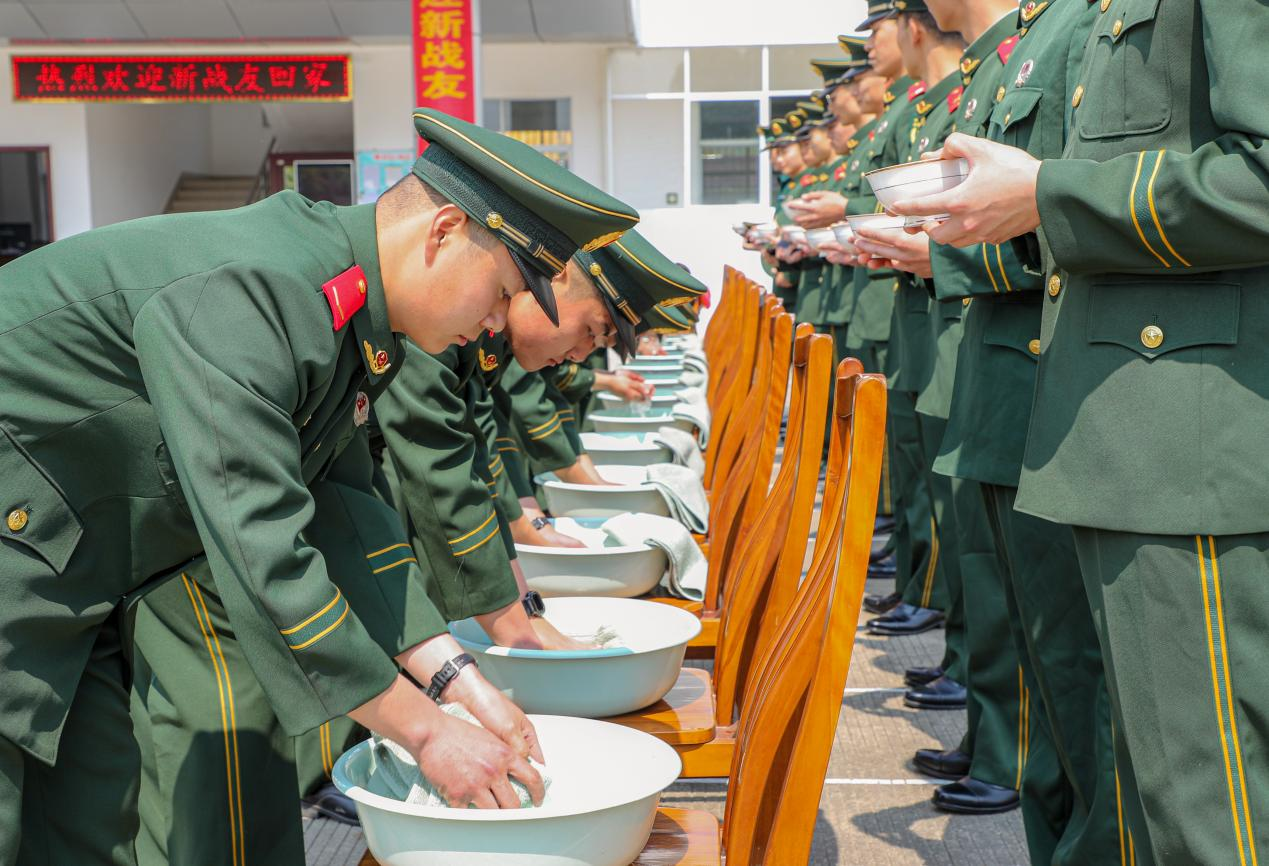 广西南宁:武警新兵下队报到 开启军旅崭新征程