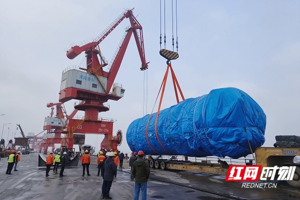 单件36吨“巨无霸”货物顺利由沪入湘