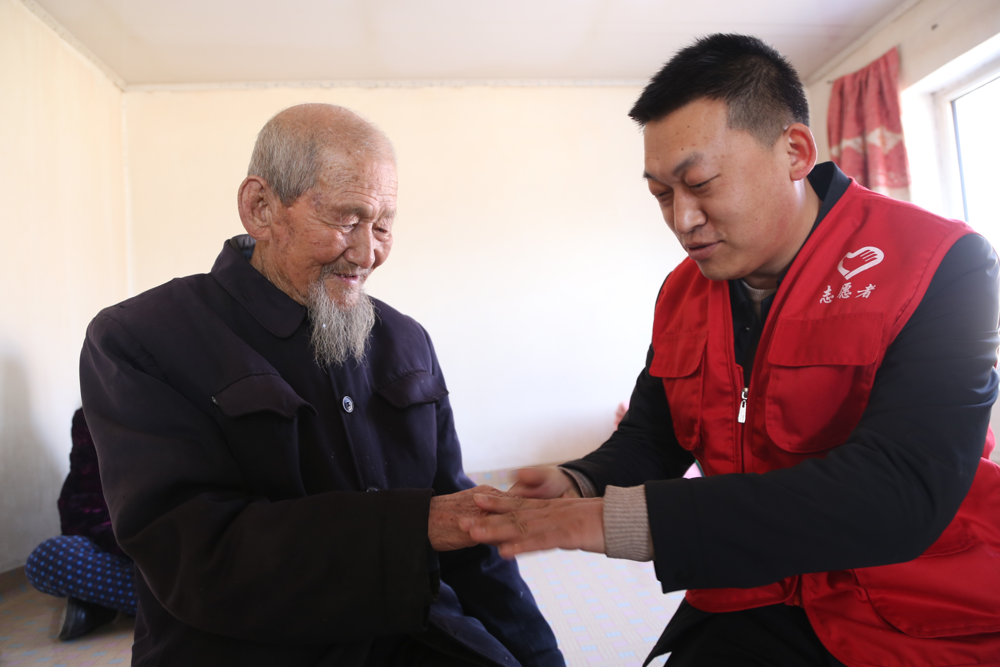 王尉看望复员老兵董存瑞的战友刘振发(王玉清  摄)3月1日,志愿者王尉