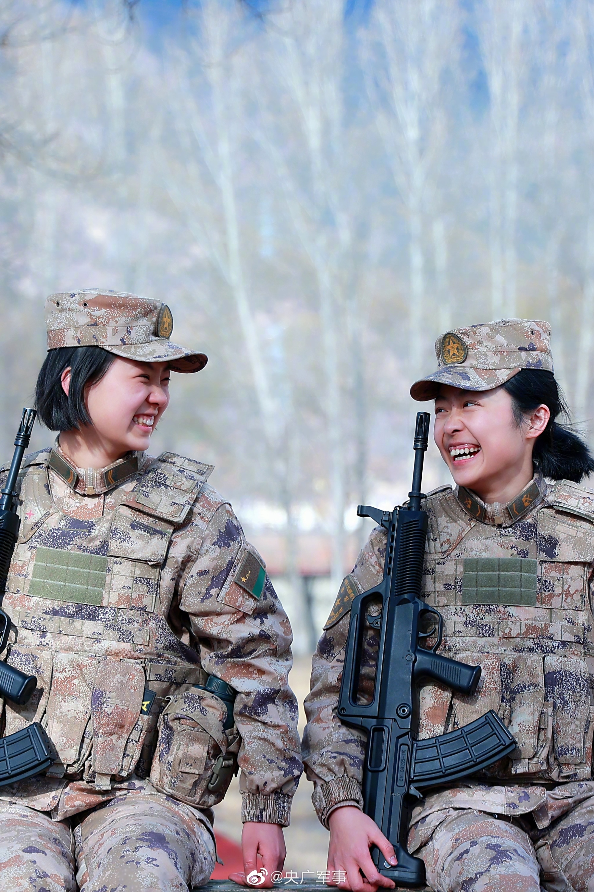 来甜一下 女兵的笑容太治愈了