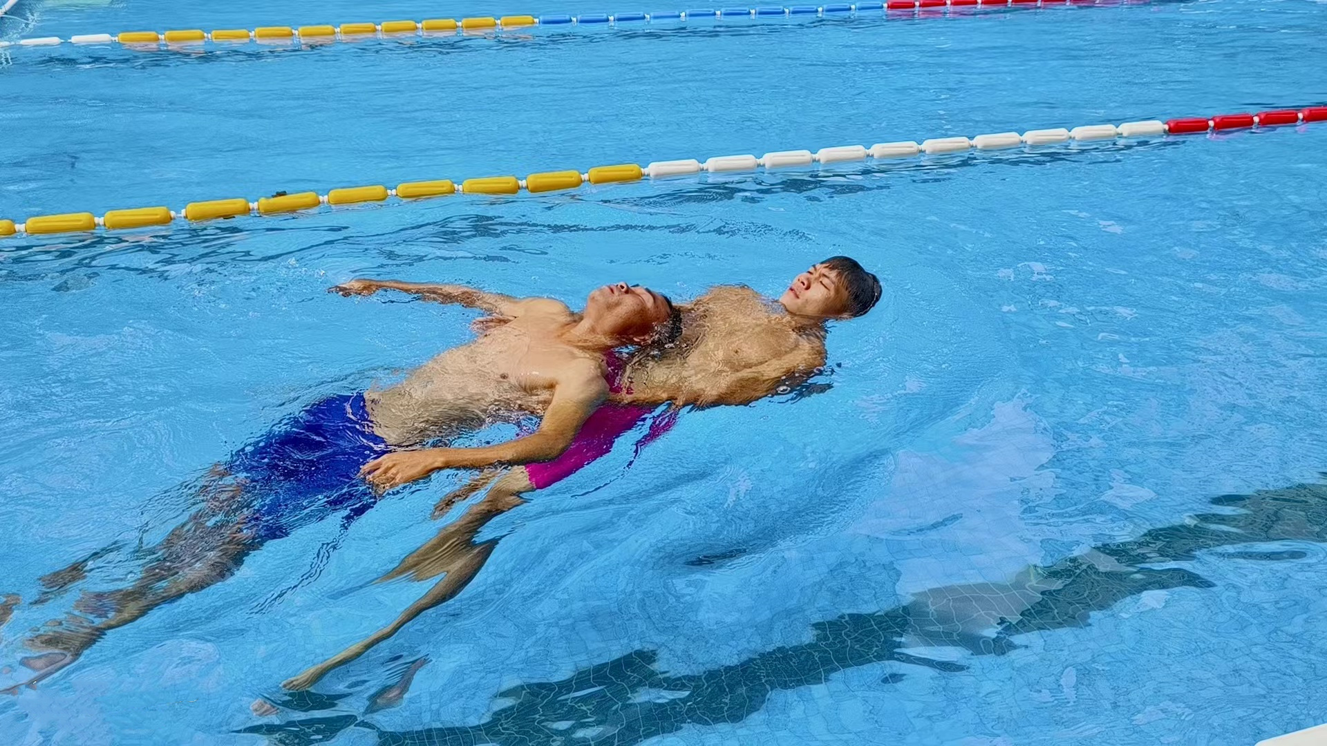 三亚市举行第四届游泳救生技能大比武