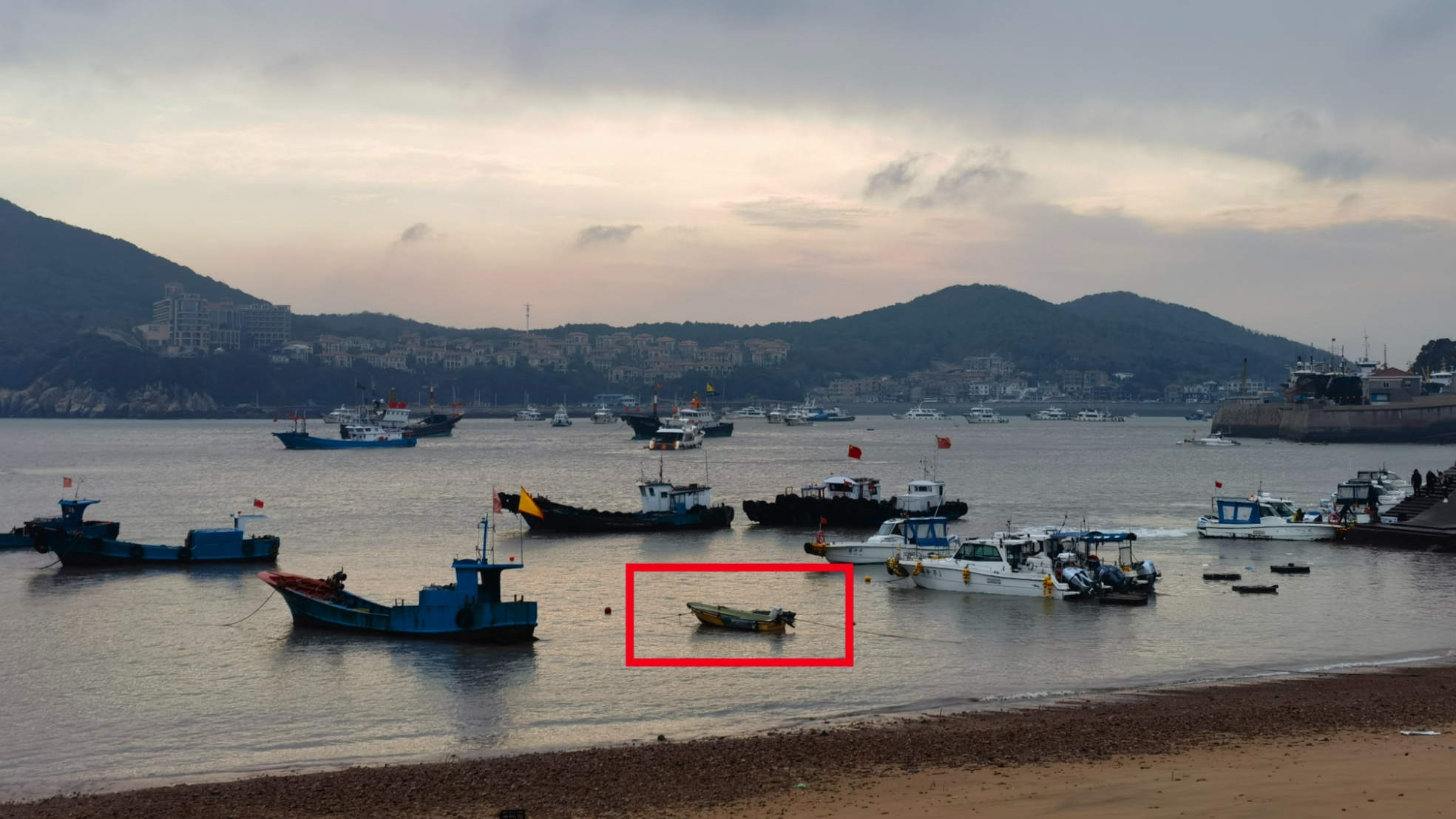 浙江舟山三无小舢板渔船非法载客出海存隐患