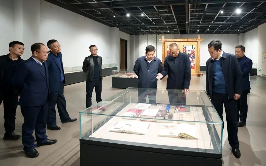 曹县县委书记赵福龙到山东工艺美术学院参观访问