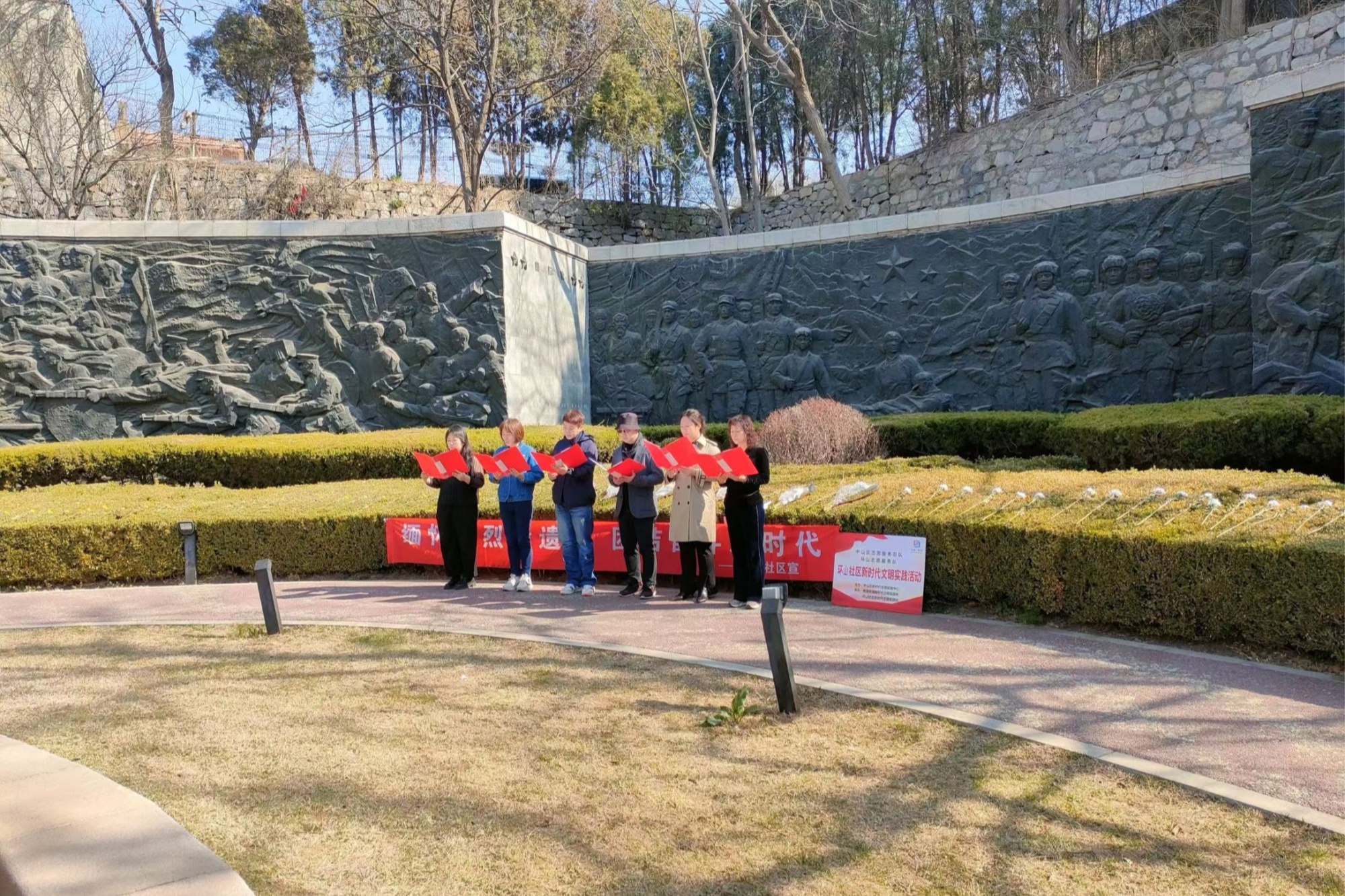 受訪單位供圖)近日,在中山區英雄紀念公園,桃源街道環山社區的黨悅喬