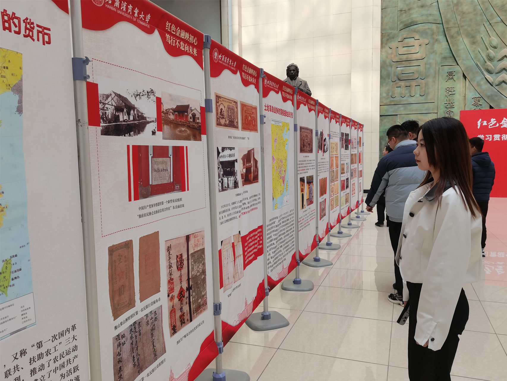 活动展板前师生驻足观看(央广网发 哈尔滨商业大学供图)近年来,哈尔滨