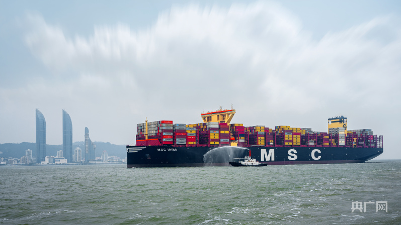 新纪录！全球最大集装箱船舶靠泊厦门港