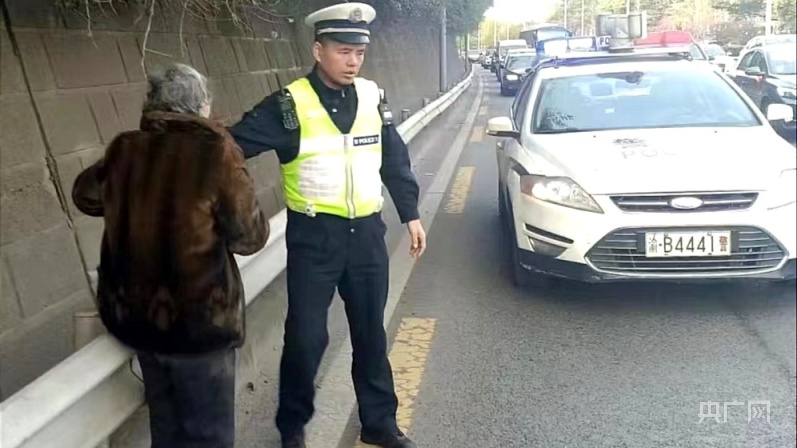 八旬老人迷路走失 民警助其找到家人 央广网