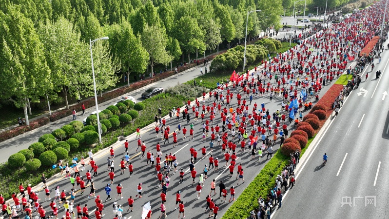 2023郑开马拉松赛开跑 近5万人一起跑进春天