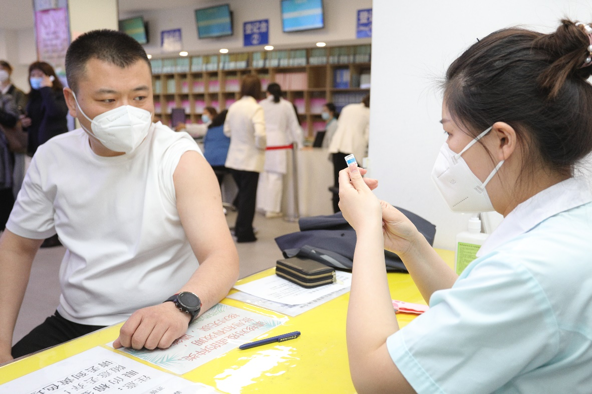 半岛体育首个国产带状疱疹疫苗完成全国首针接种(图2)