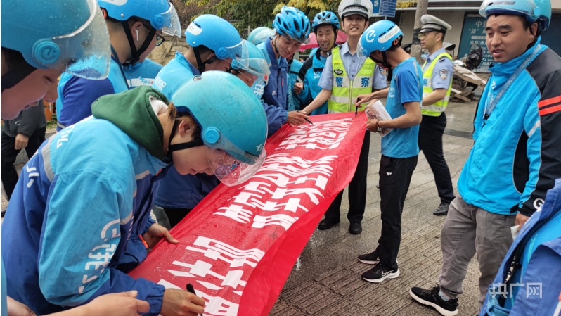 重庆垫江交巡警走进企业开展交通安全宣传