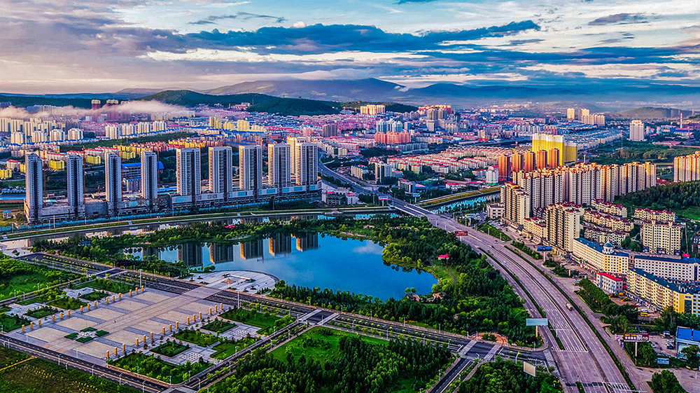 双鸭山市联动探索创建省级文明城市新路径,以"四城同建",打造文明美丽