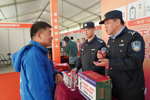 泰州：管材展销会上说“反诈”