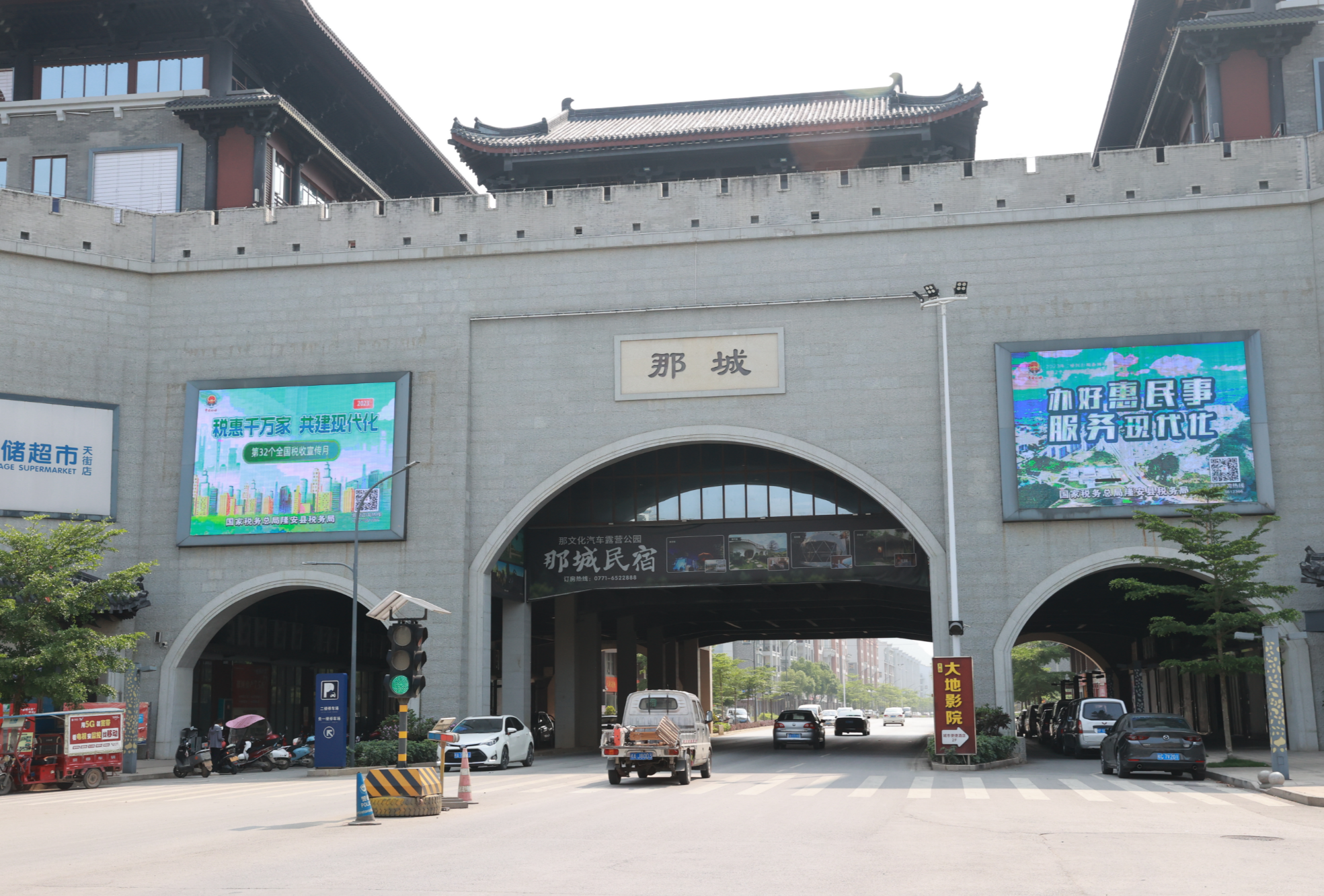 隆安县税务局在那城商业广场投放税收宣传广告(黎斌  摄)隆安县是中国