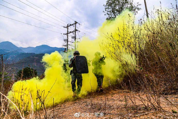 直击武警云南总队怒江支队特战队员山林地捕歼战斗演练