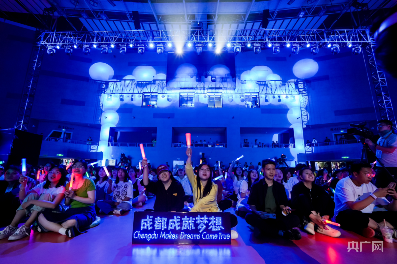 “青春有约 唱响大运”五四青春歌会在成都唱响_央广网
