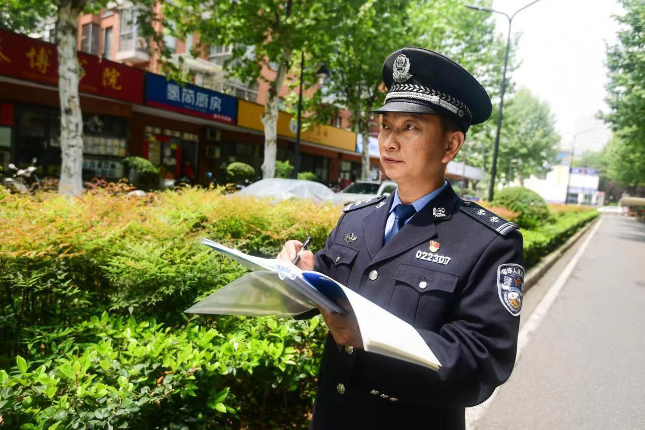 张文昌辞官重返社区当民警，解决广场舞噪音纠纷方案在全区推广