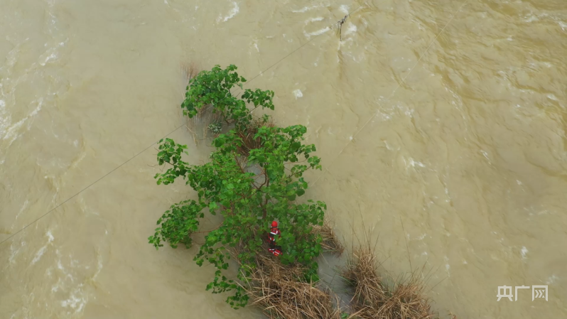 紧急救援！暴雨致河水上涨 群众被困孤岛