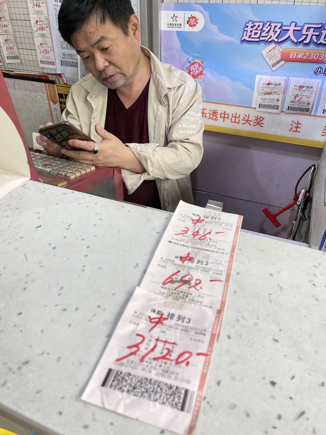 官网合法彩票平台- 北京赛车- 时时彩- 体彩- 六合彩幸运？厄运？揭示彩票中奖者被巨奖改变的人生