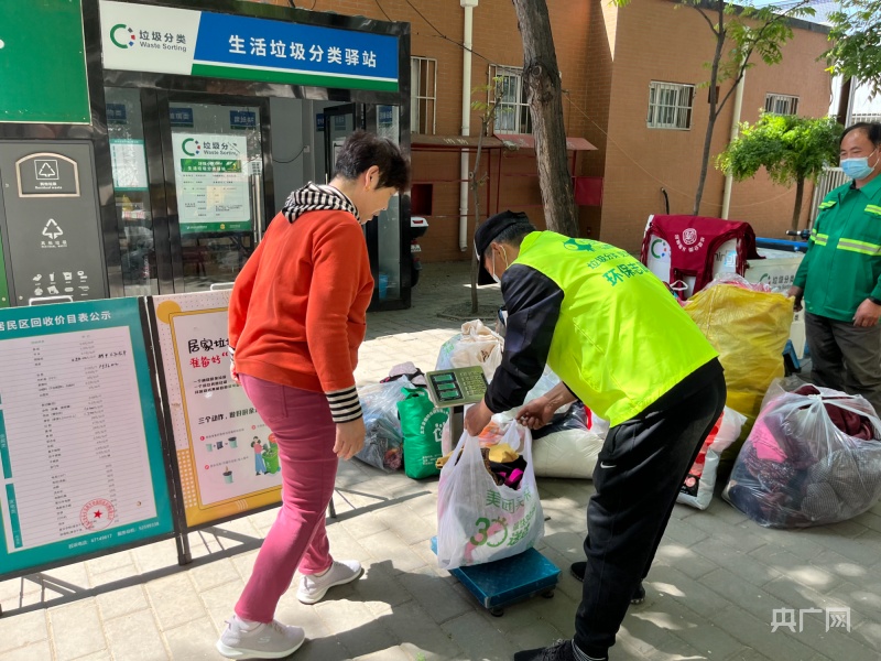 星空体育旧衣物如何捐？北京石景山一社区“一键呼叫”工作人员上门揽收